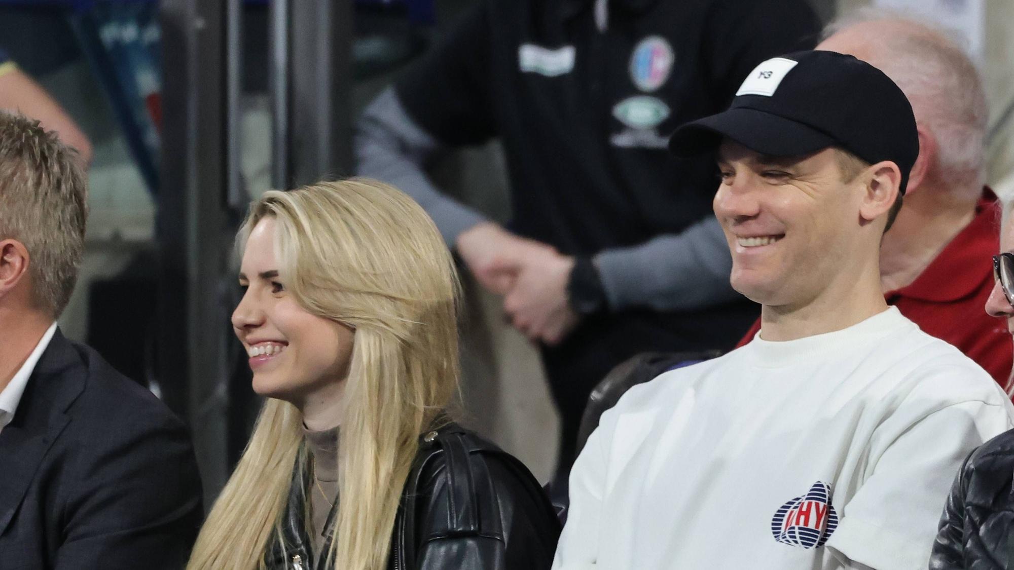 Anika Bissel und Manuel Neuer verfolgen gemeinsam ein Spiel der Handball-Bundesliga.