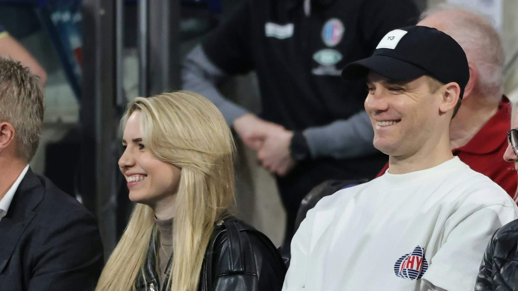 Anika Bissel und Manuel Neuer verfolgen gemeinsam ein Spiel der Handball-Bundesliga.