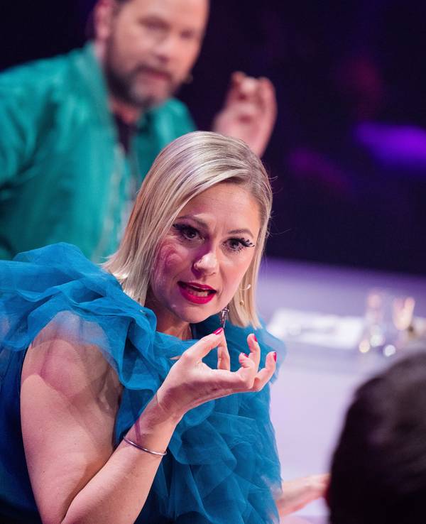 Ruth Moschner und Rea Garvey (l) aus dem Rateteam sitzen am Ratepult in der Prosieben-Show "The Masked Singer". +++ dpa-Bildfunk +++