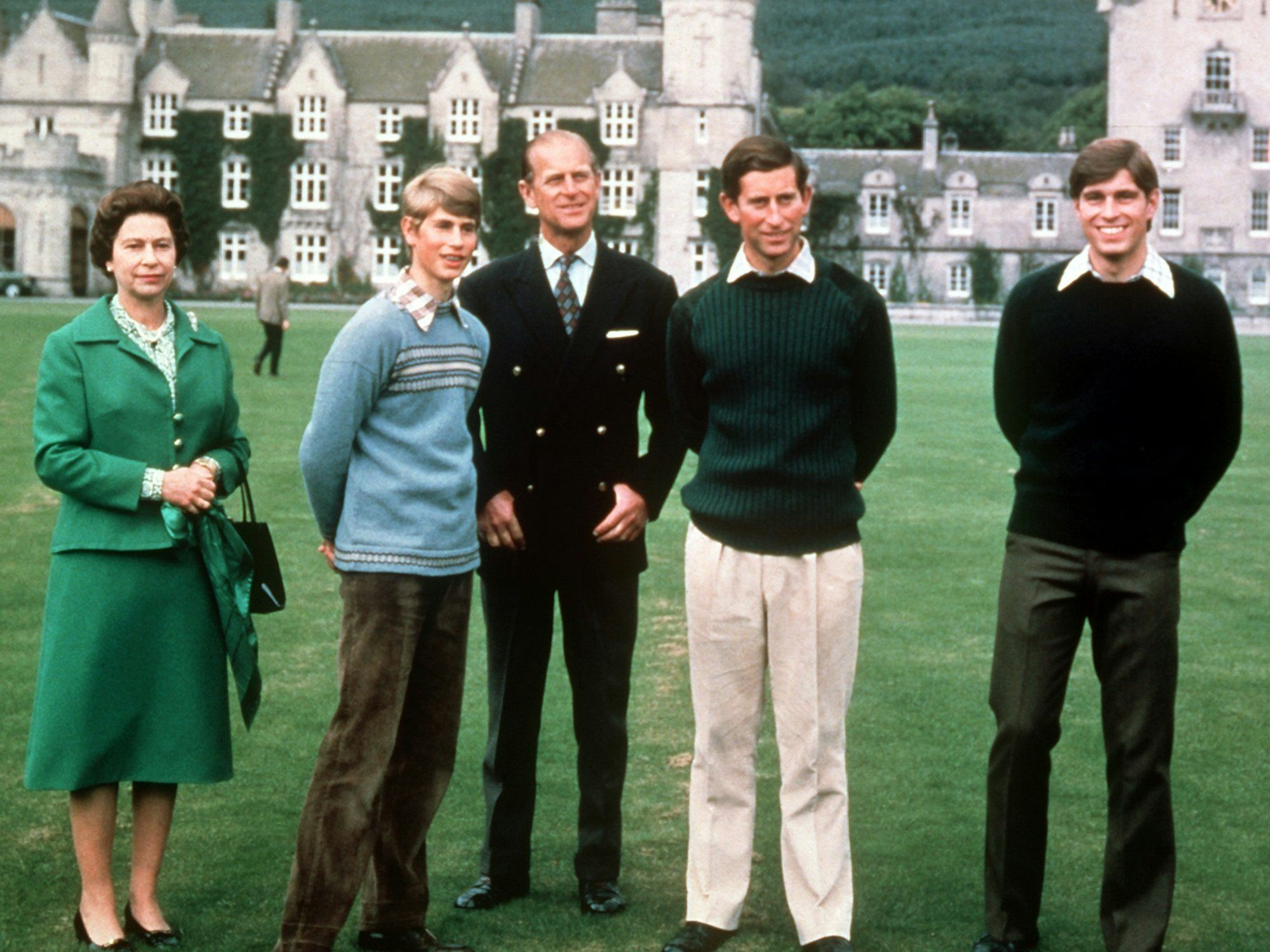 Königin Elizabeth II., Prinz Edward, Prinz Philip, Prinz Charles und Prinz Andrew im November 1979 vor Schloss Balmoral in Schottland.