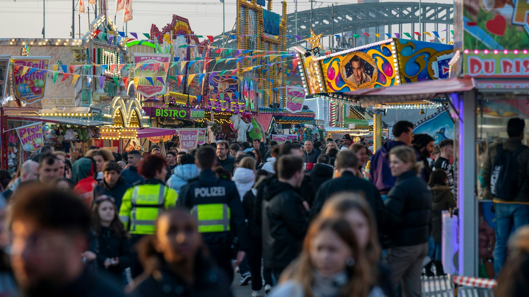 Auf der Kölner Frühjahrskirmes in Deutz herrscht am 8. April 2023 Hochbetrieb.