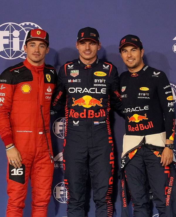 Charles Leclerc aus Monaco vom Team Ferrari (l), Max Verstappen aus den Niederlanden vom Team Oracle Red Bull (M) und Sergio Perez aus Mexico vom Team Oracle Red Bull (r).