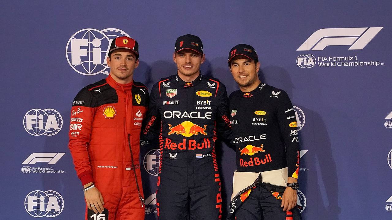 Charles Leclerc aus Monaco vom Team Ferrari (l), Max Verstappen aus den Niederlanden vom Team Oracle Red Bull (M) und Sergio Perez aus Mexico vom Team Oracle Red Bull (r).