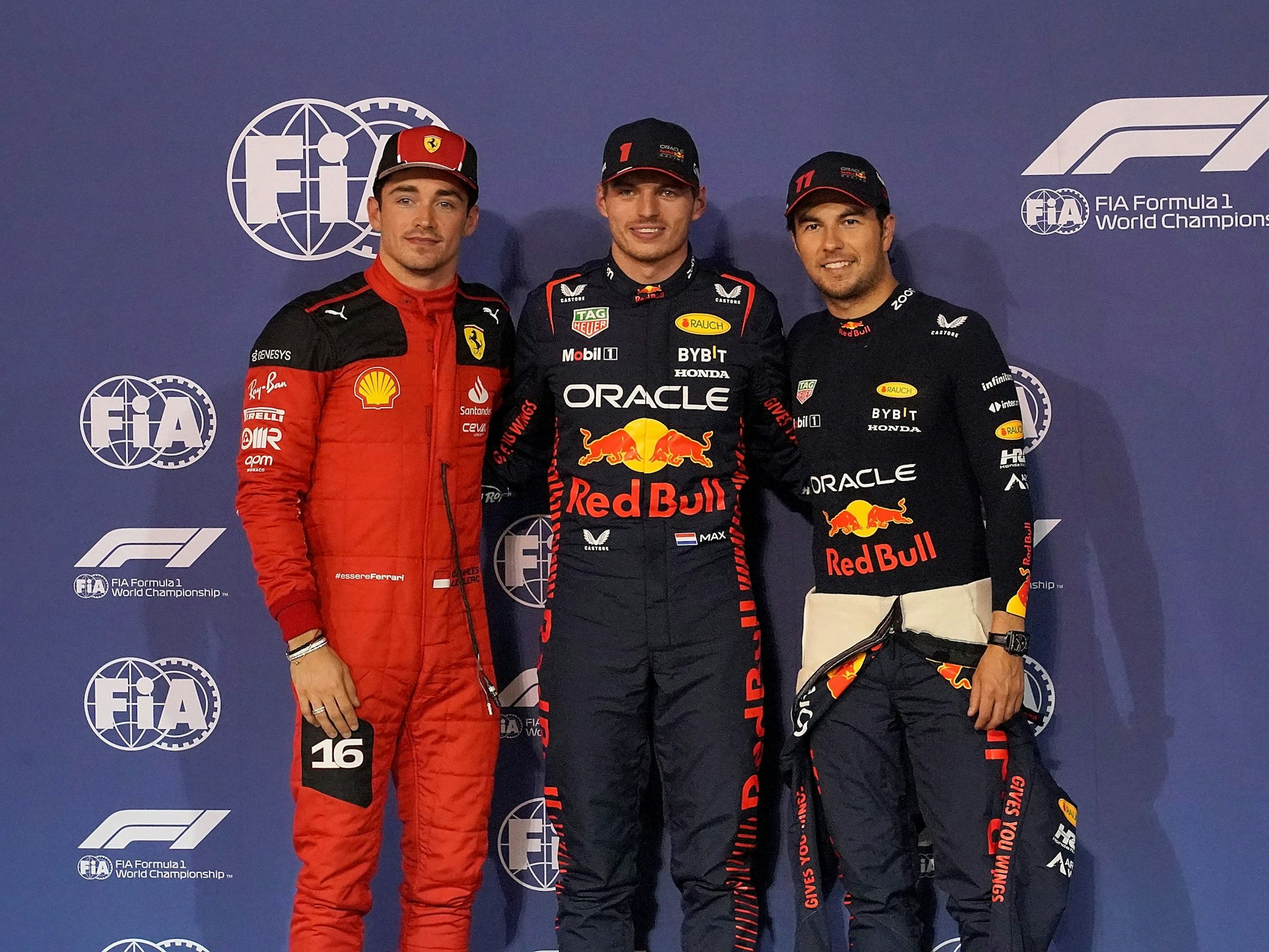 Charles Leclerc aus Monaco vom Team Ferrari (l), Max Verstappen aus den Niederlanden vom Team Oracle Red Bull (M) und Sergio Perez aus Mexico vom Team Oracle Red Bull (r).