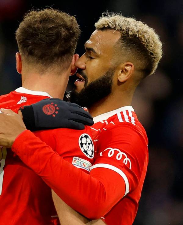 Eric Maxim Choupo-Moting jubelt mit Leon Goretzka und Jamal Musiala über sein Führungstor gegen PSG