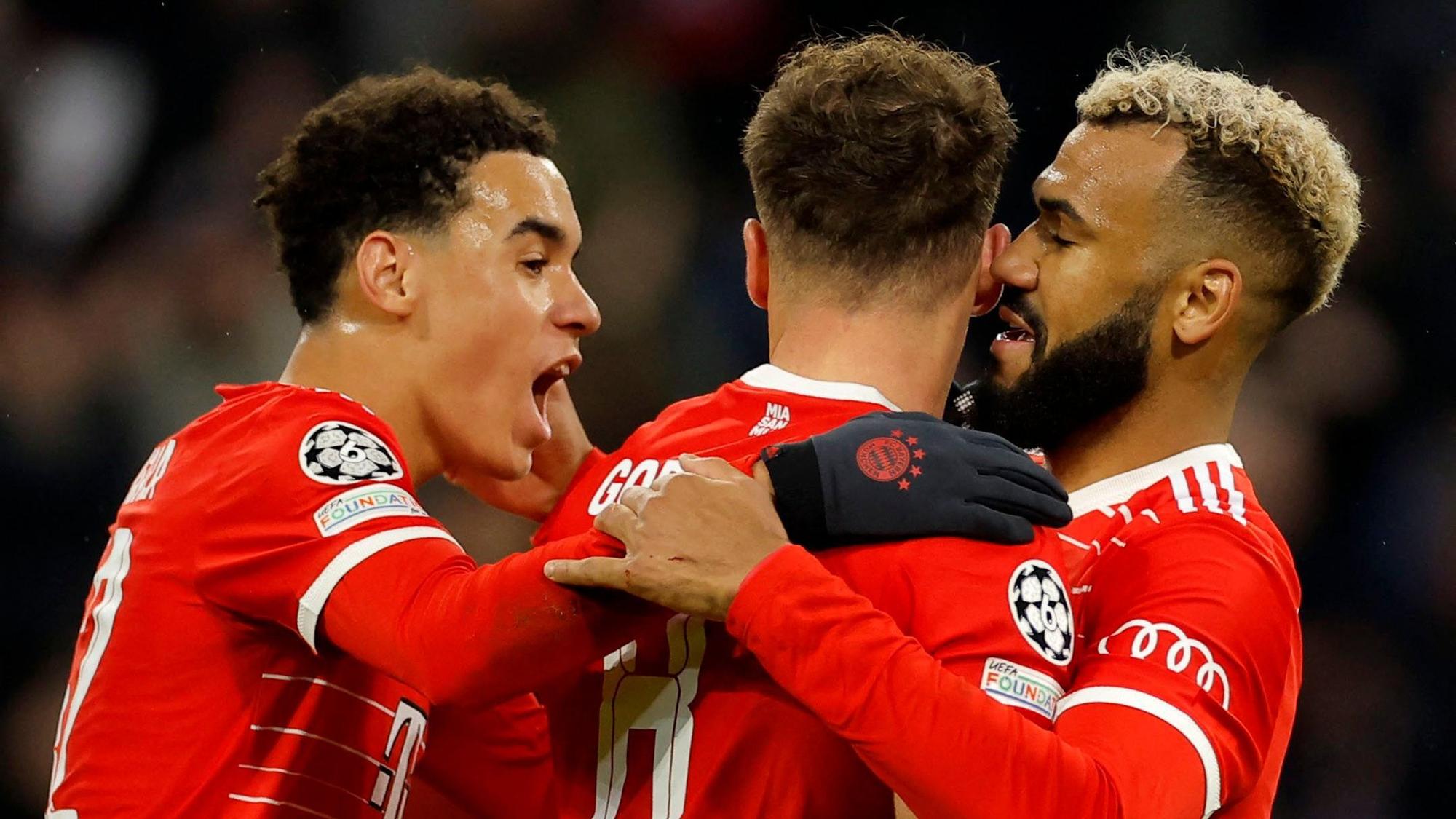 Eric Maxim Choupo-Moting jubelt mit Leon Goretzka und Jamal Musiala über sein Führungstor gegen PSG