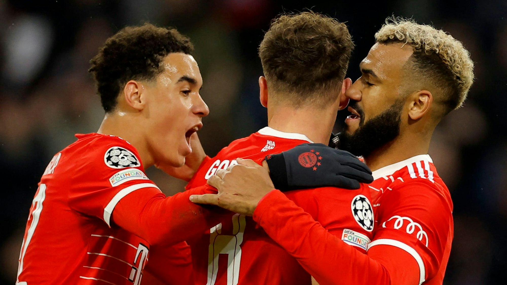 Eric Maxim Choupo-Moting jubelt mit Leon Goretzka und Jamal Musiala über sein Führungstor gegen PSG