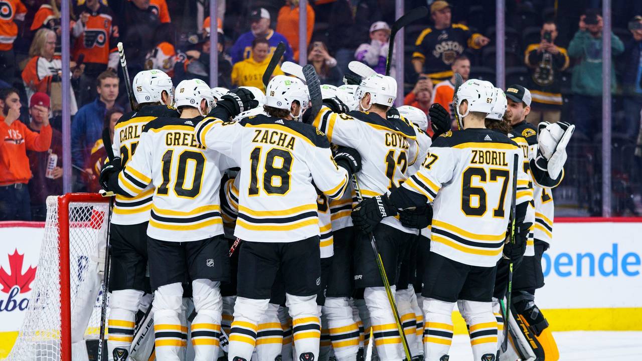 Eishockey: NHL, Philadelphia Flyers - Boston Bruins; Hauptrunde, Hauptrunde-Partien, 173. Spieltag: Die Boston Bruins versammeln sich um Jeremy Swayman, als sie den Sieg feiern. Die Bruins gewannen 5:3. +++ dpa-Bildfunk +++