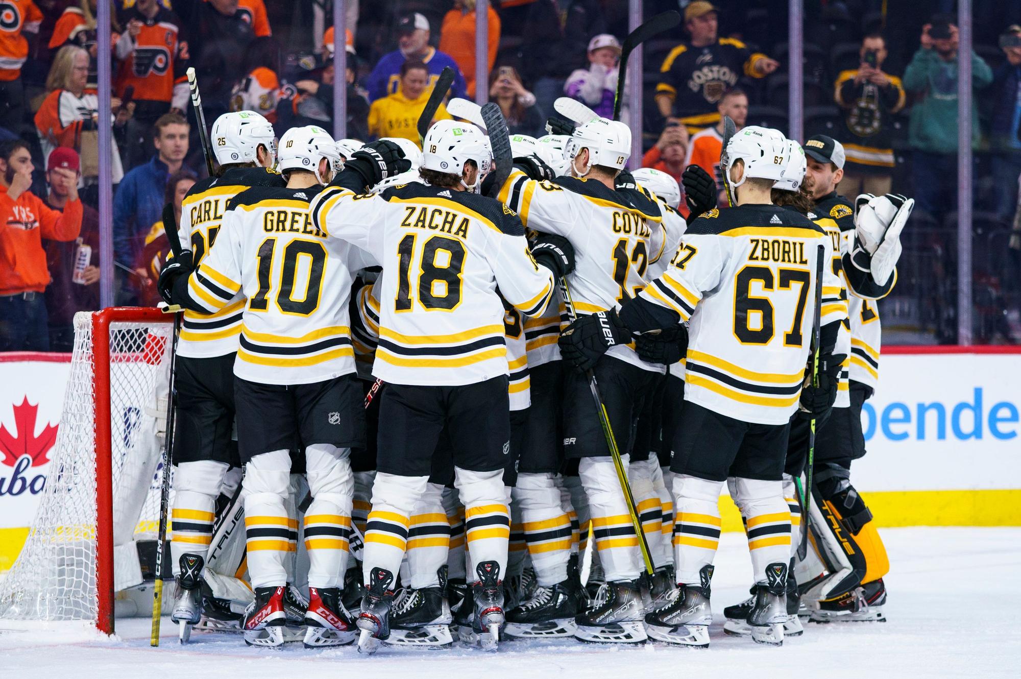Eishockey: NHL, Philadelphia Flyers - Boston Bruins; Hauptrunde, Hauptrunde-Partien, 173. Spieltag: Die Boston Bruins versammeln sich um Jeremy Swayman, als sie den Sieg feiern. Die Bruins gewannen 5:3. +++ dpa-Bildfunk +++