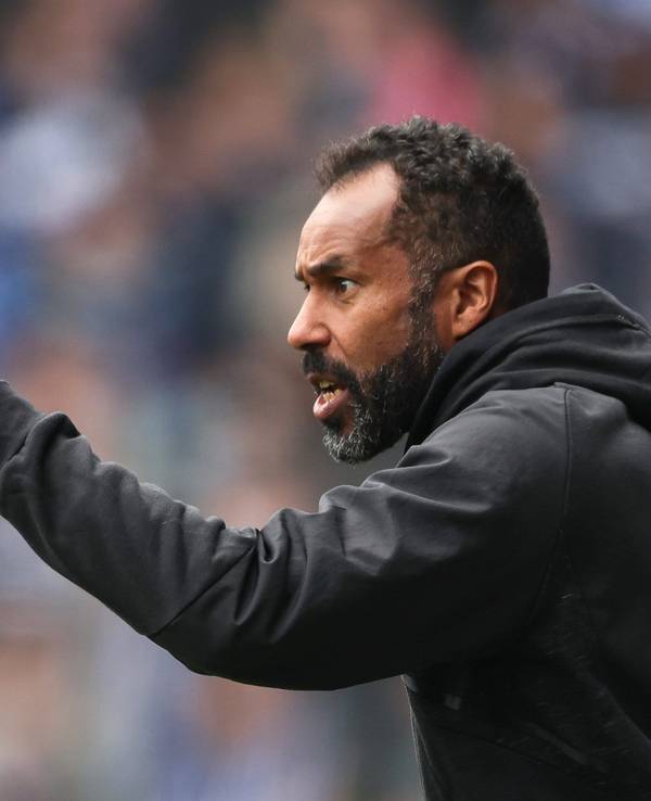 Daniel Thioune gestikuliert am Spielfeldrand.