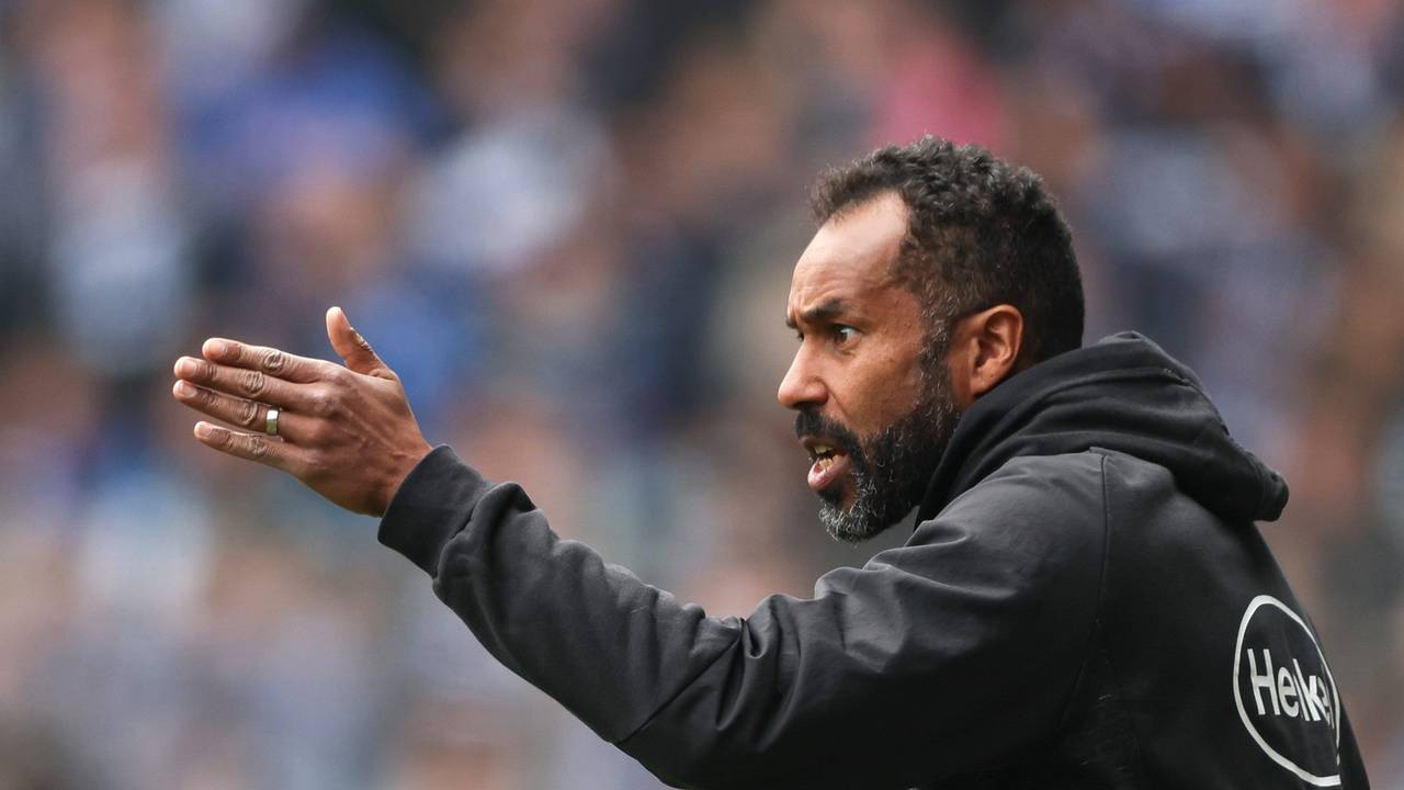 Daniel Thioune gestikuliert am Spielfeldrand.