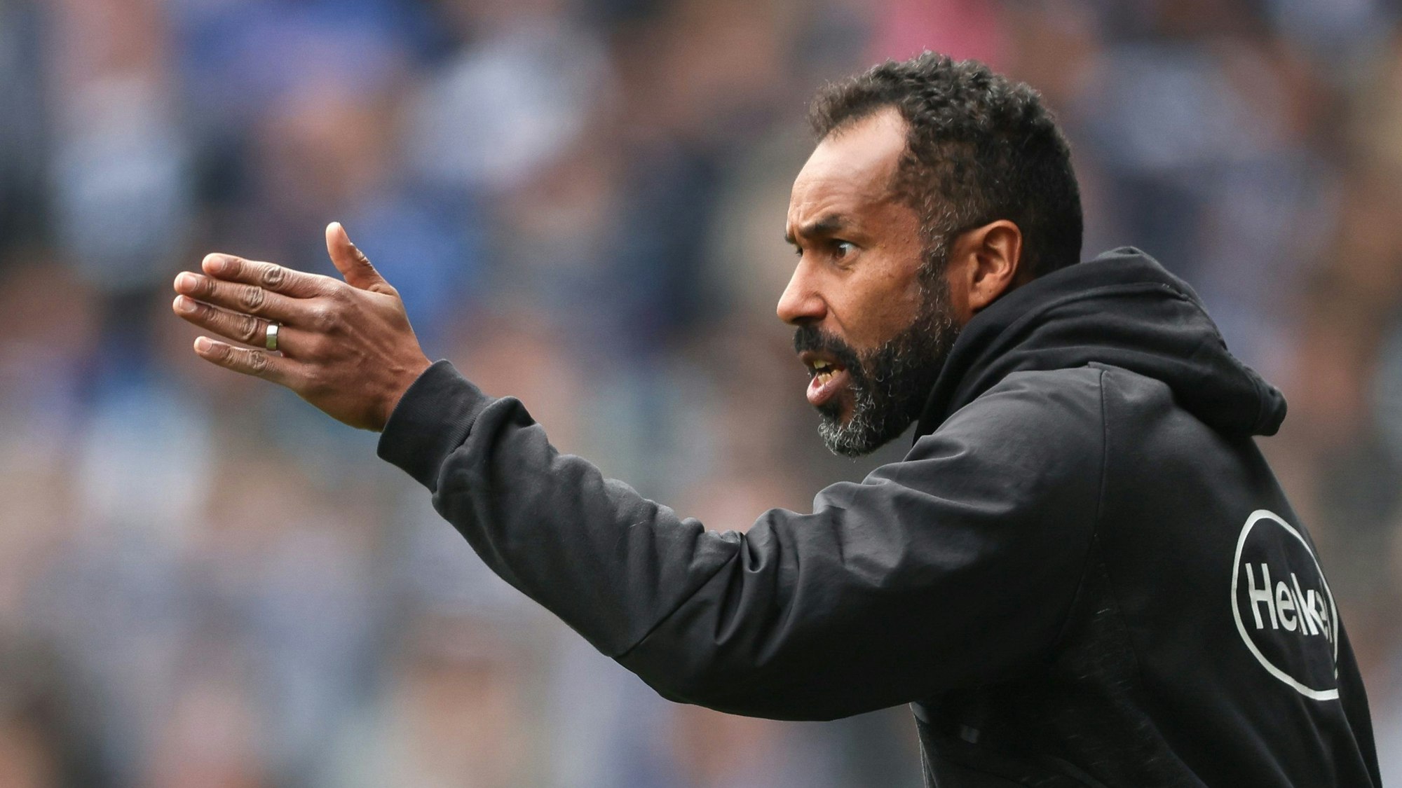 Daniel Thioune gestikuliert am Spielfeldrand.