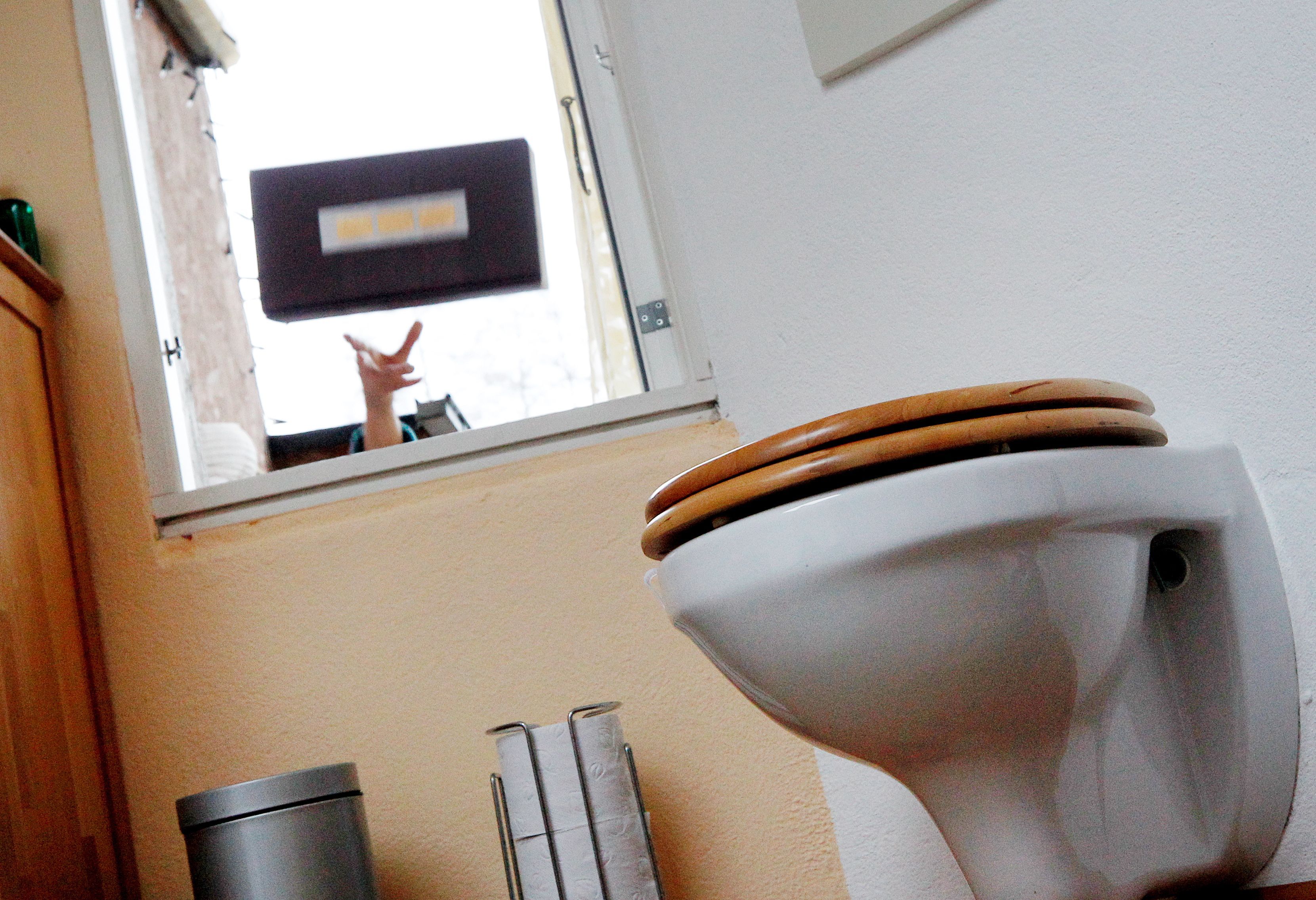 Das Symbolfoto zeigt ein Badezimmer. Ein 22-Jähriger muss sich aktuell vor dem Kölner Landgericht verantworten. Die Vorwürfe machen fassungslos.