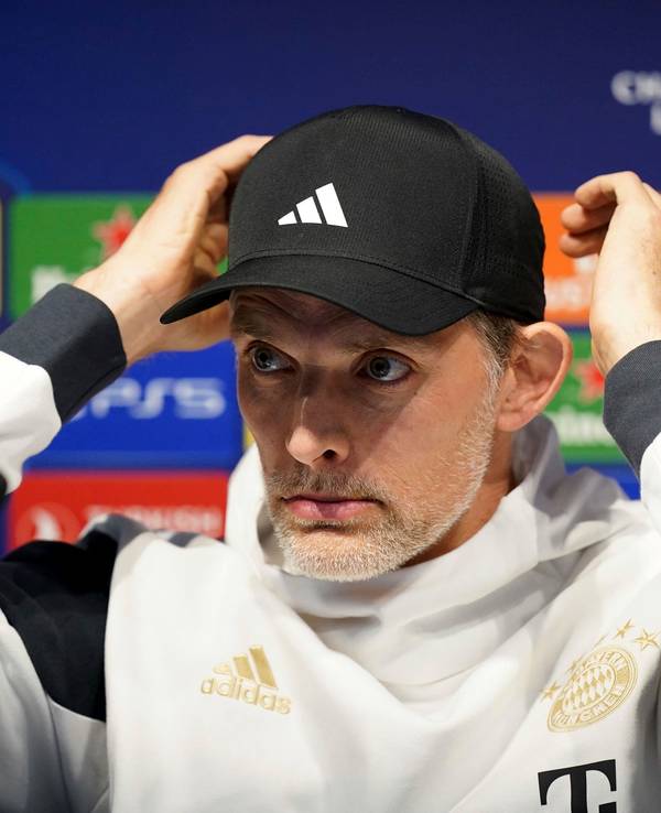 Thomas Tuchel richtet sich auf einer Pressekonferenz des FC Bayern seine Kappe.