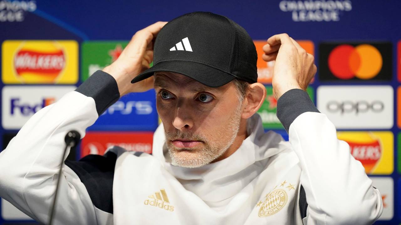 Thomas Tuchel richtet sich auf einer Pressekonferenz des FC Bayern seine Kappe.