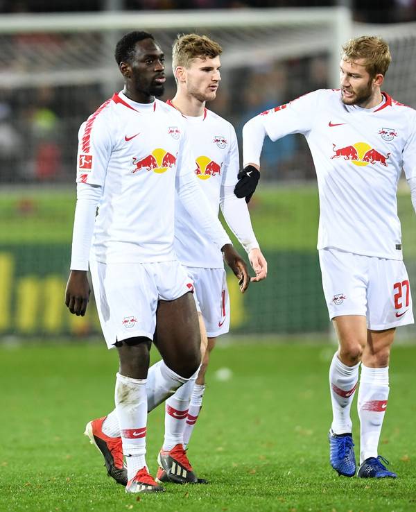 Die Leipziger Jean-Kevin Augustin, Timo Werner und Konrad Laimer (l-r) gehen nach einer Niederlage in Freiburg vom Platz.
