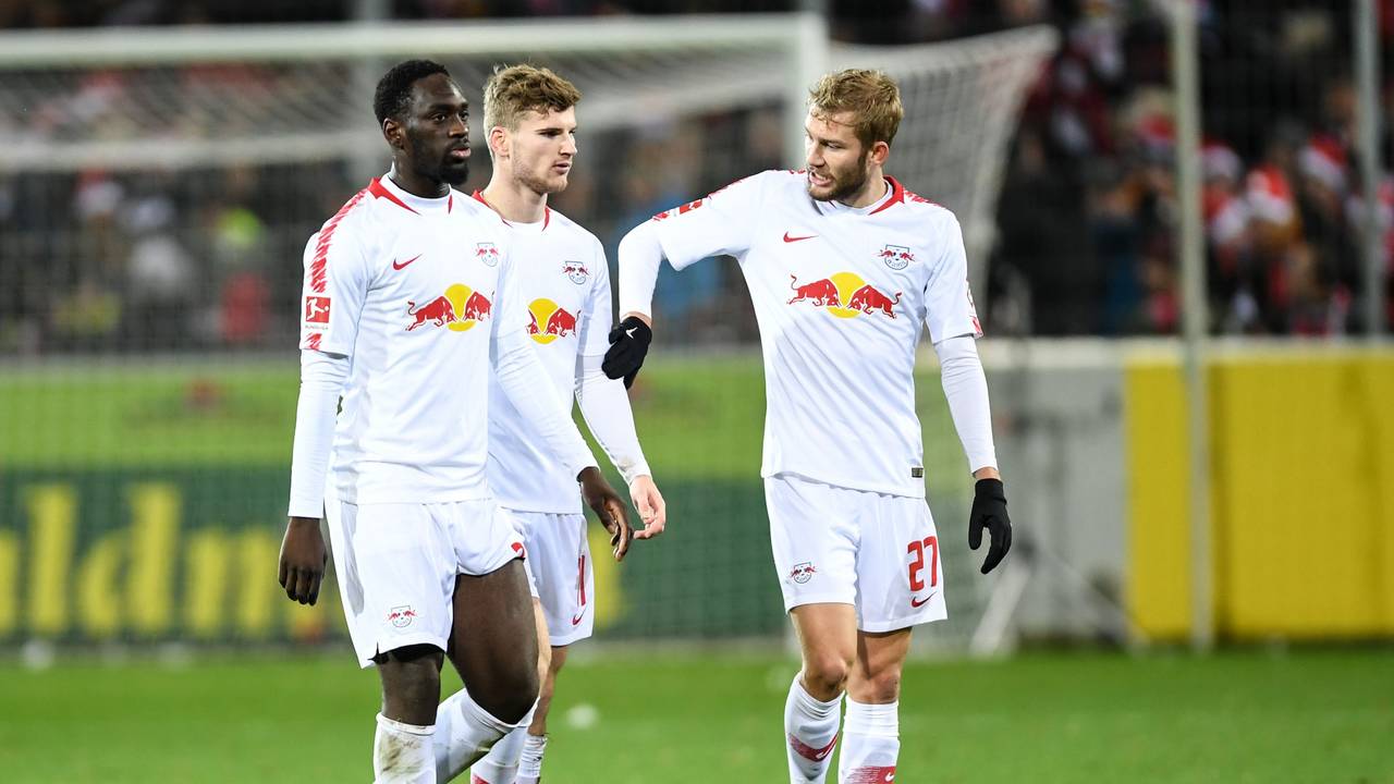 Die Leipziger Jean-Kevin Augustin, Timo Werner und Konrad Laimer (l-r) gehen nach einer Niederlage in Freiburg vom Platz.