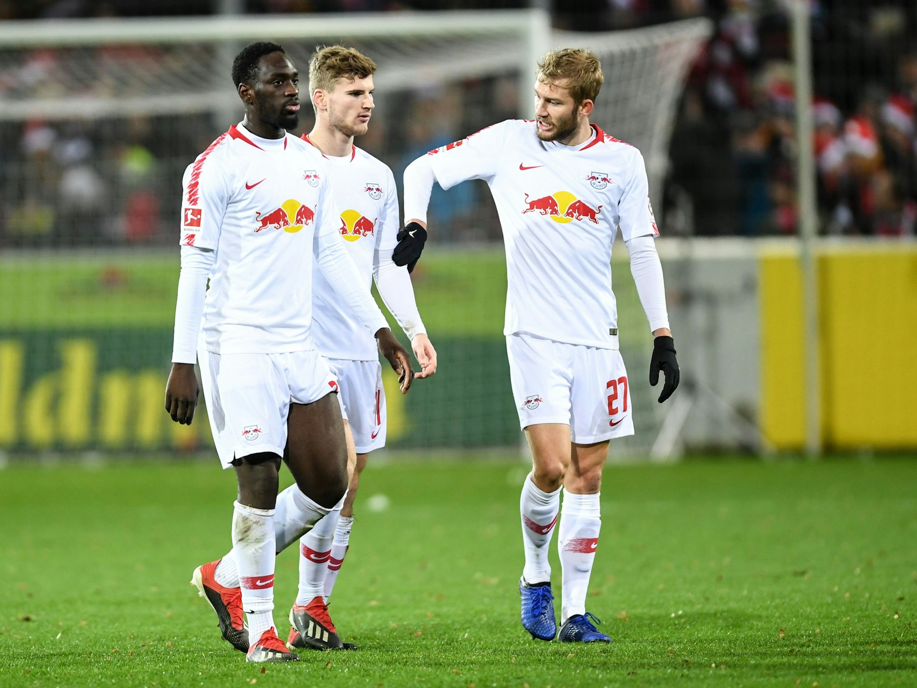 Die Leipziger Jean-Kevin Augustin, Timo Werner und Konrad Laimer (l-r) gehen nach einer Niederlage in Freiburg vom Platz.