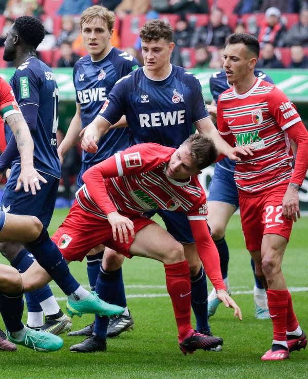 Jeffrey Gouweleeuw schubst Davie Selke.