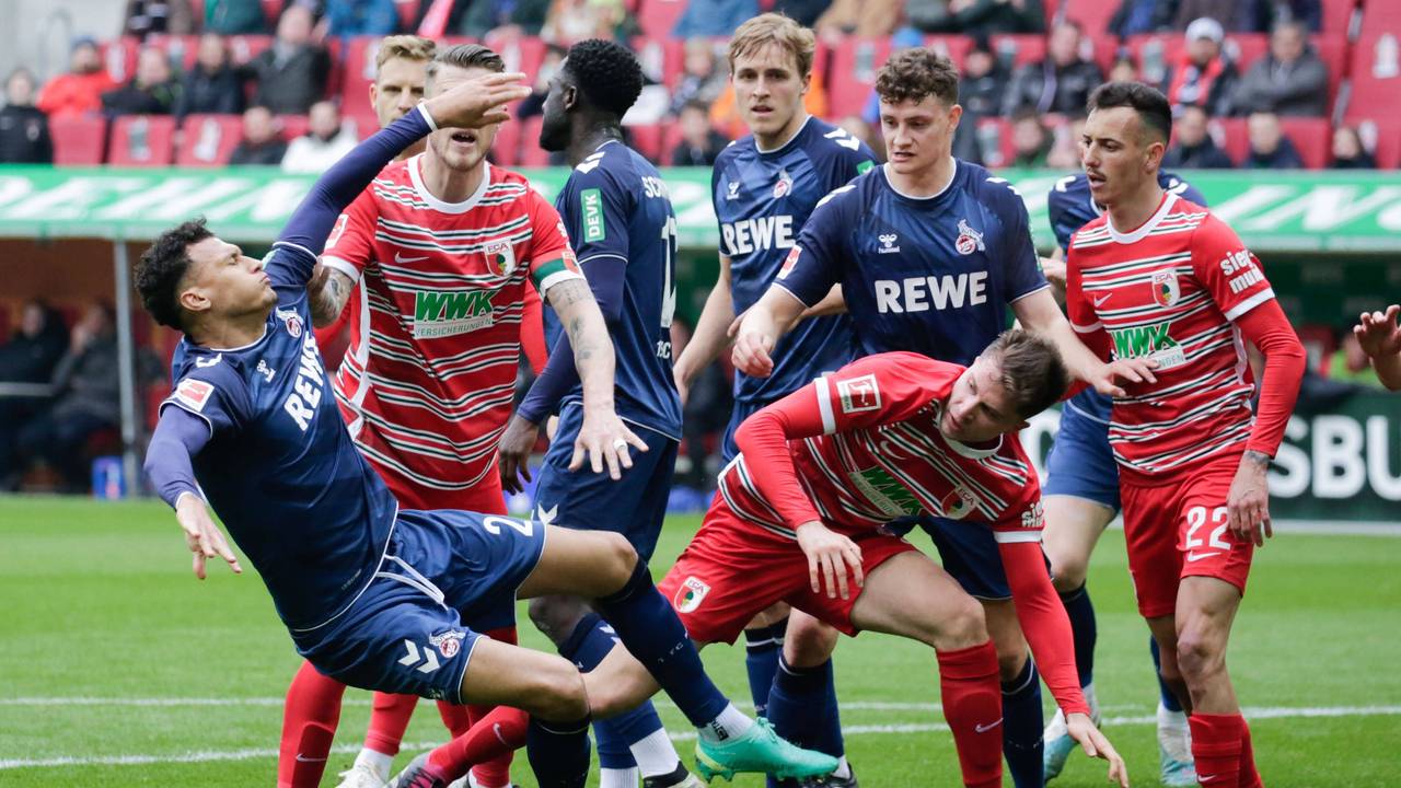 Jeffrey Gouweleeuw schubst Davie Selke.