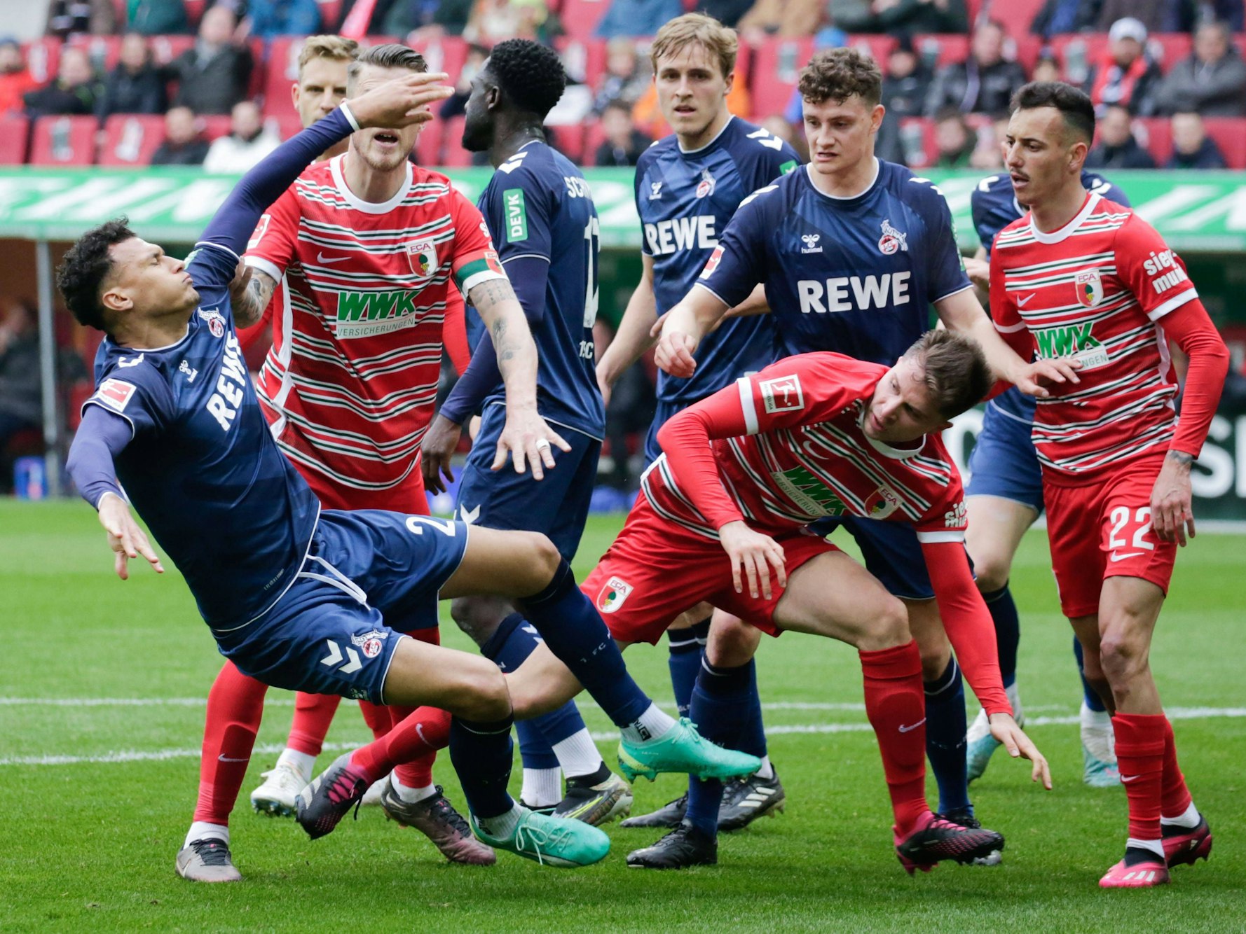 Jeffrey Gouweleeuw schubst Davie Selke.