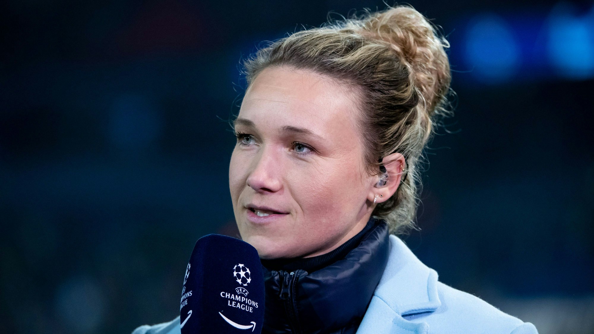 Josephine Henning am Mikro bei einem Champions-League-Spiel.