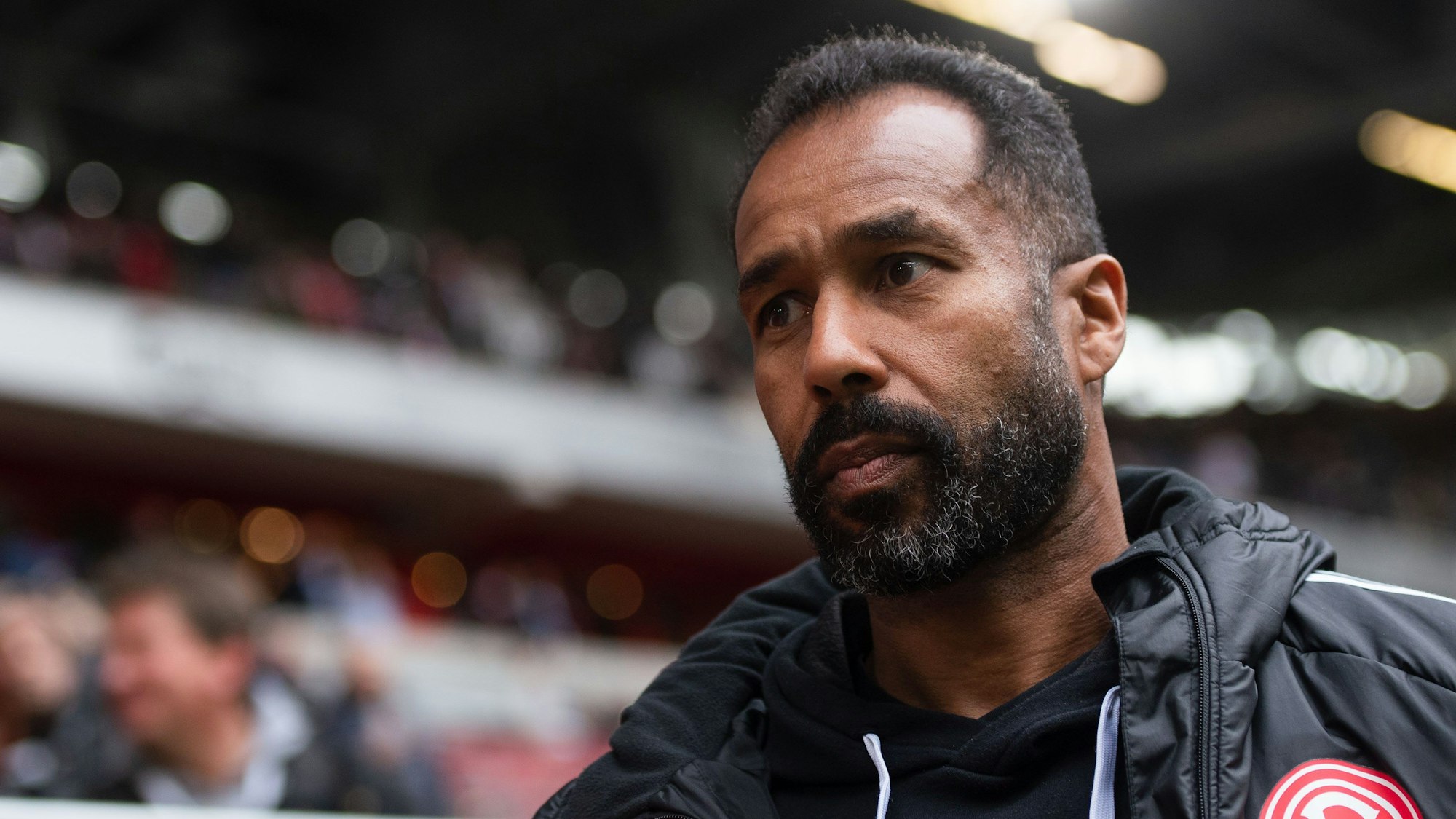 Düsseldorfs Trainer Daniel Thioune blickt vor der Partie in die Runde.