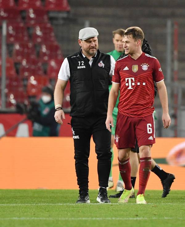 Steffen Baumgart und Bayern-Star Joshua Kimmich sprechen nach einem Bundesliga-Spiel am 15. Januar 2022.