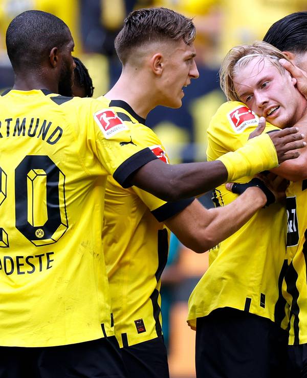 Die Profis von Borussia Dortmund jubeln gemeinsam.