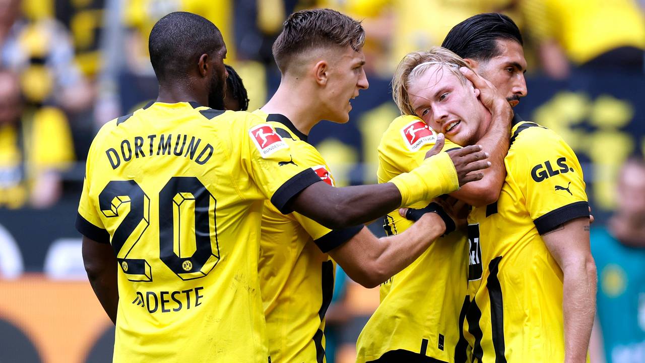 Die Profis von Borussia Dortmund jubeln gemeinsam.