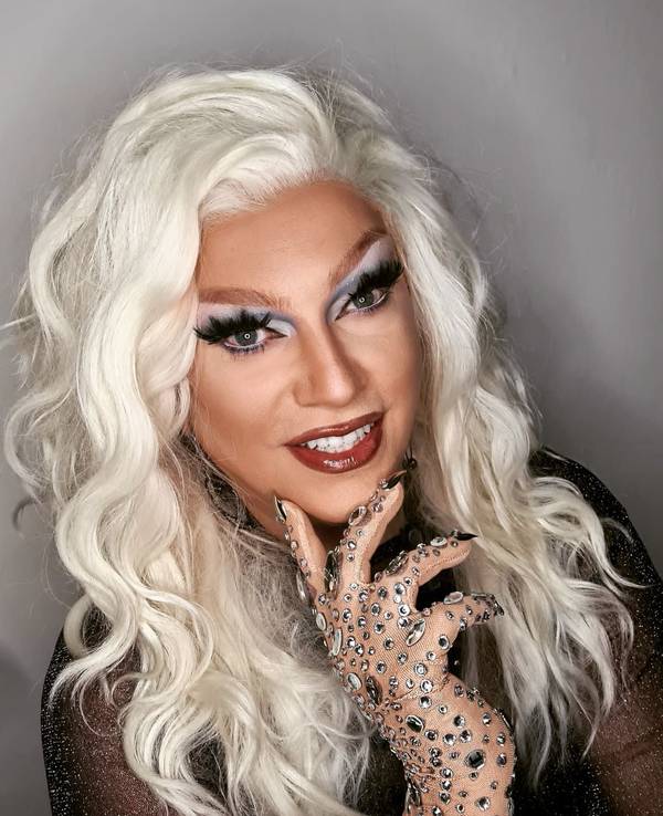 Die Kölner Drag Queen Pam Pengco macht ein Selfie.