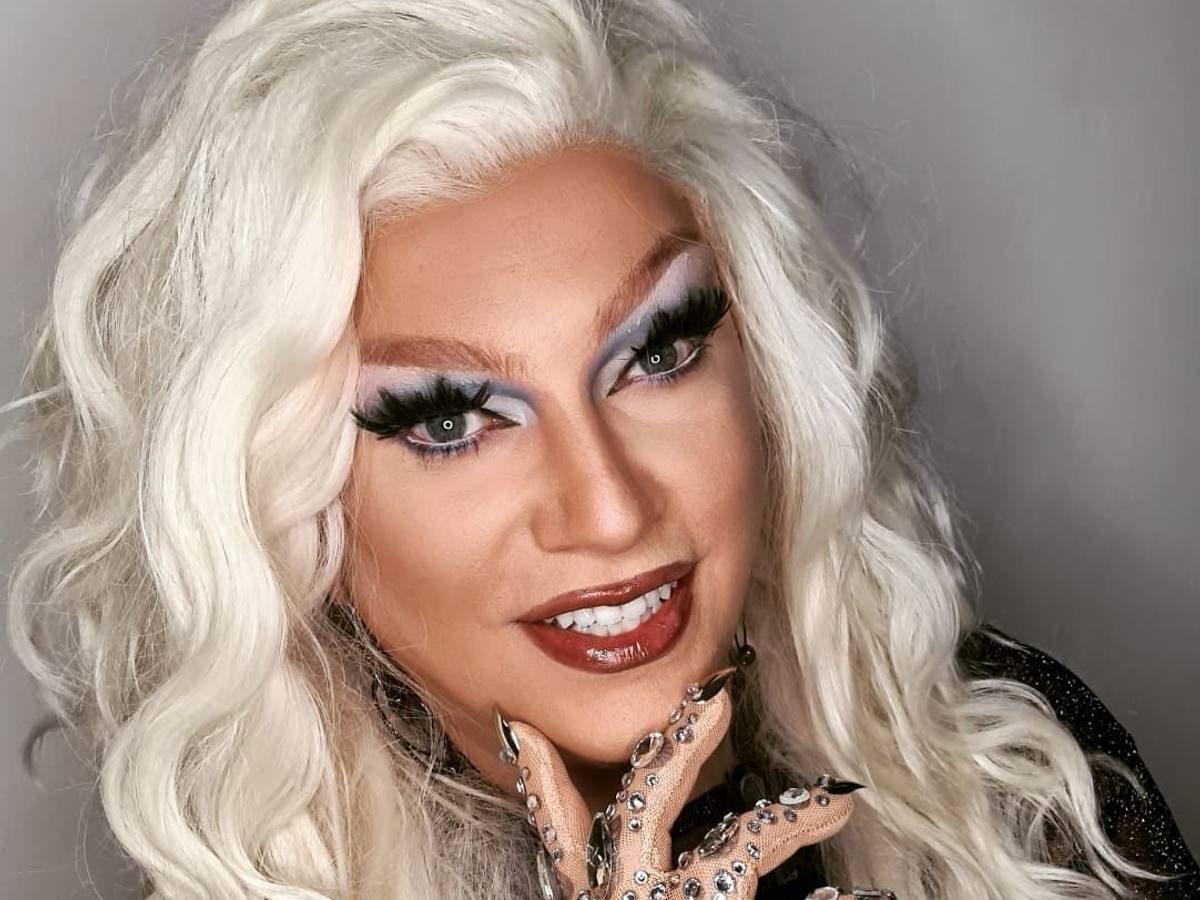 Die Kölner Drag Queen Pam Pengco macht ein Selfie.