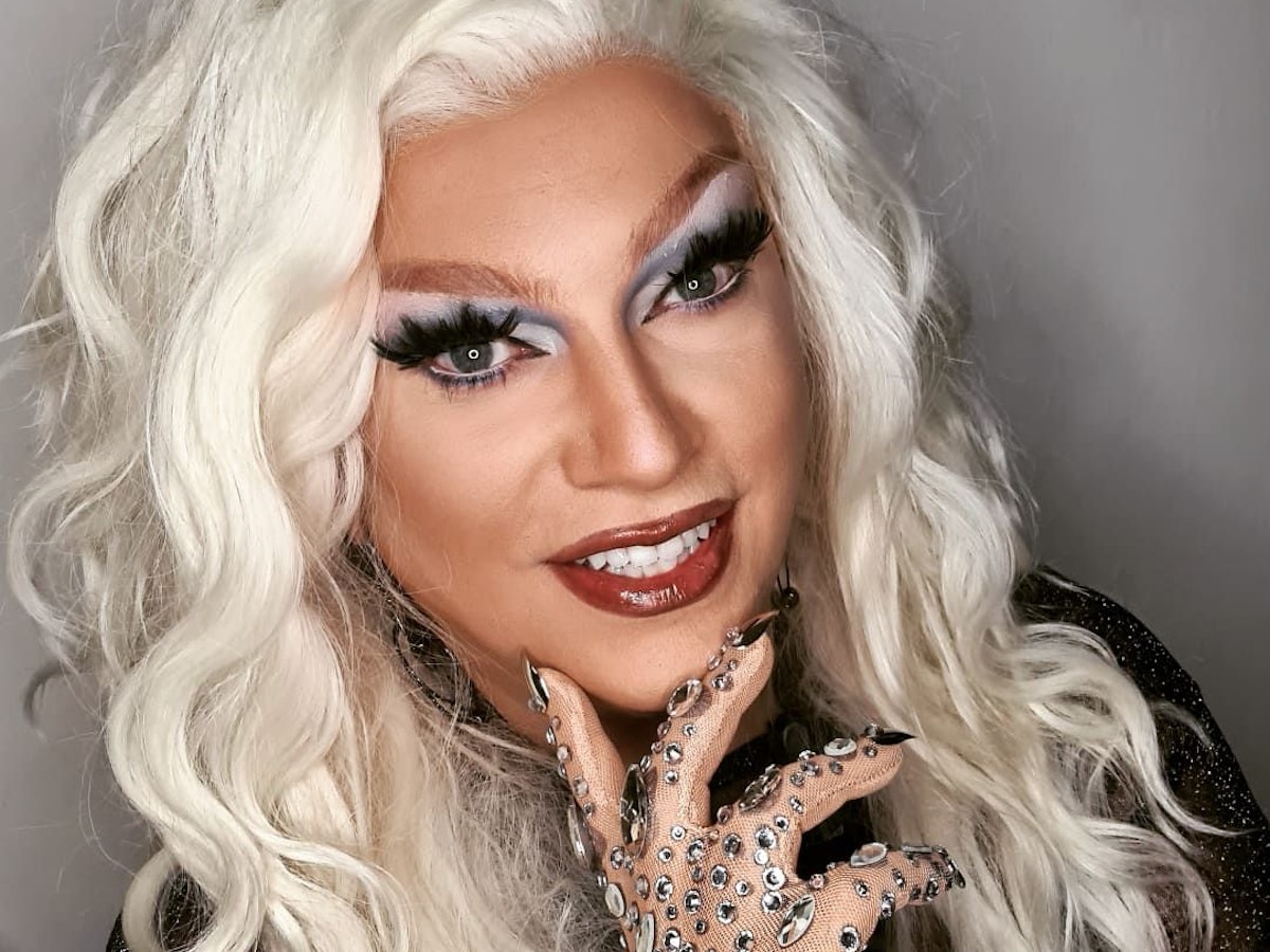 Die Kölner Drag Queen Pam Pengco macht ein Selfie.