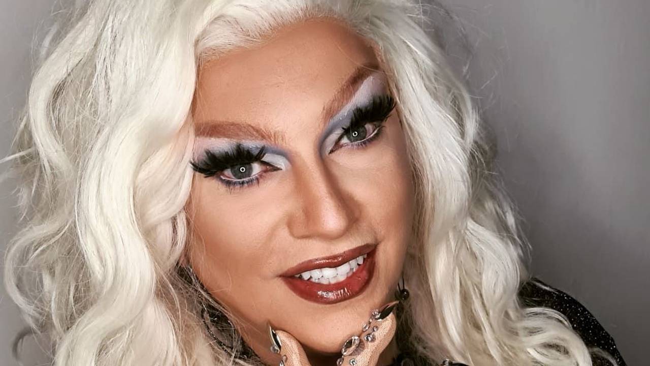 Die Kölner Drag Queen Pam Pengco macht ein Selfie.