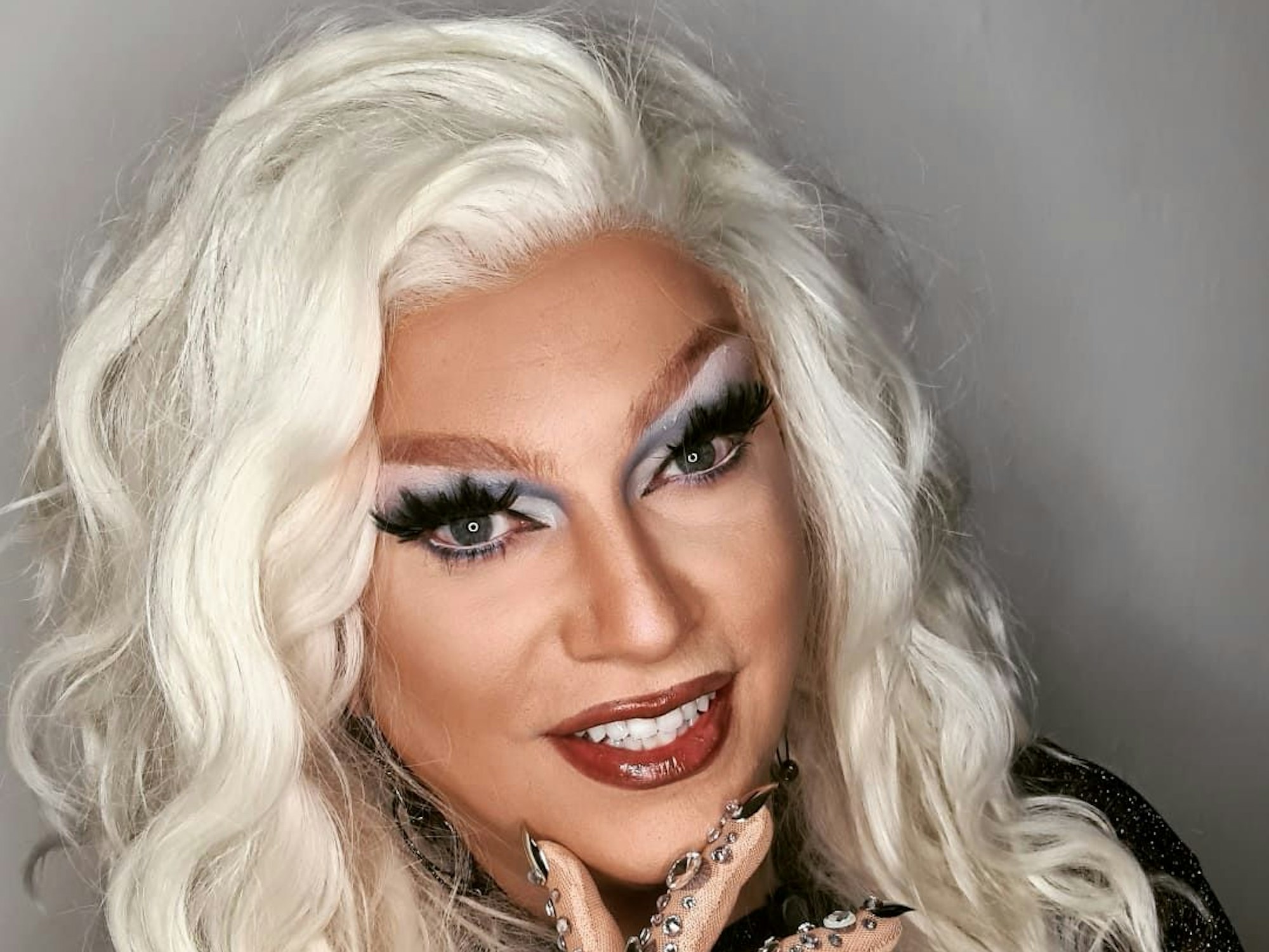 Die Kölner Drag Queen Pam Pengco macht ein Selfie.