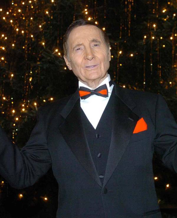 Sänger Freddy Quinn posiert in Hamburg vor einem Weihnachtsbaum.