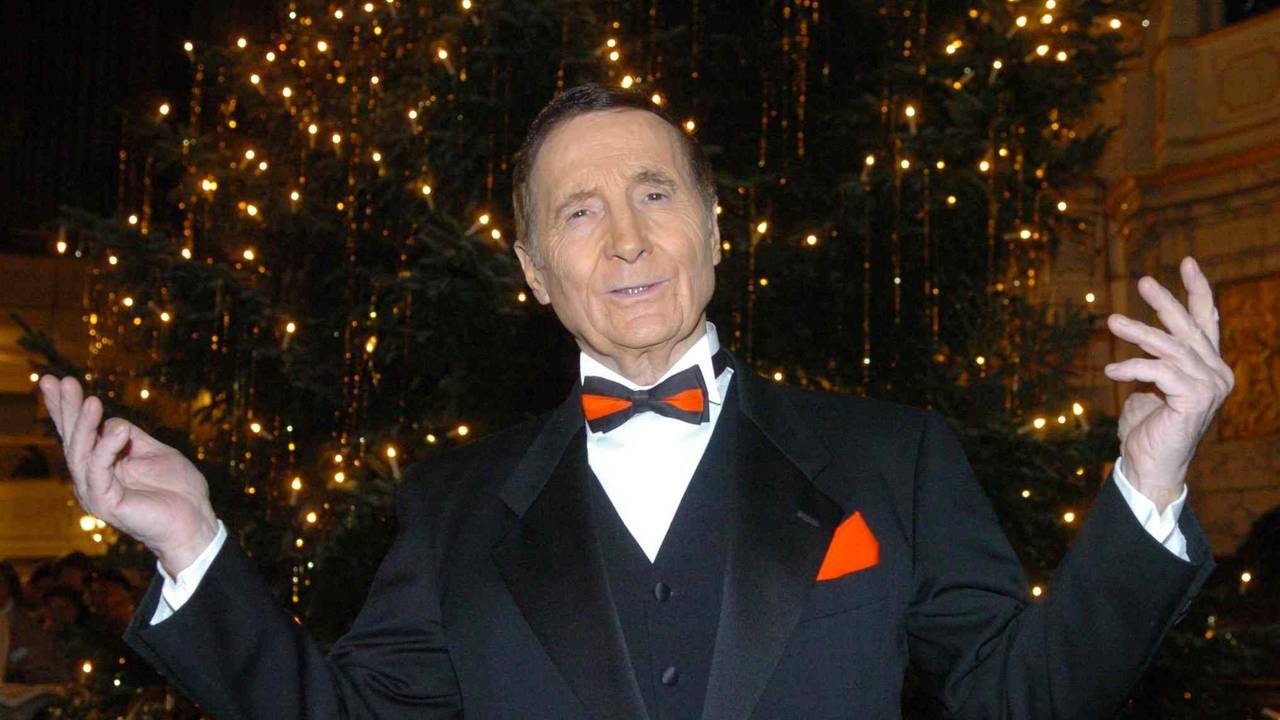 Sänger Freddy Quinn posiert in Hamburg vor einem Weihnachtsbaum.
