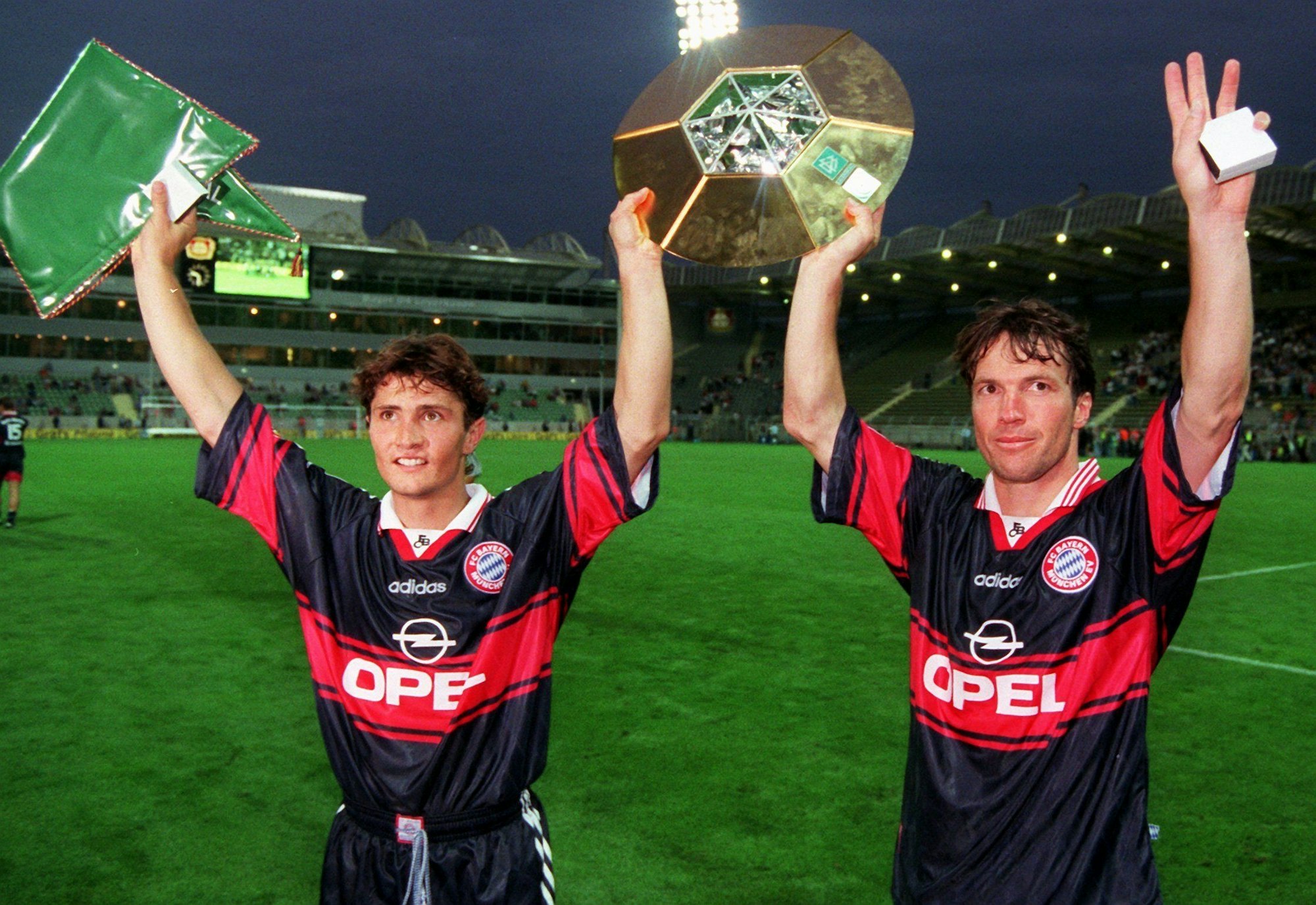 Bixente Lizarazu (links) und Lothar Matthäus präsentieren den erstmals ausgespielten Ligacup in Leverkusen.