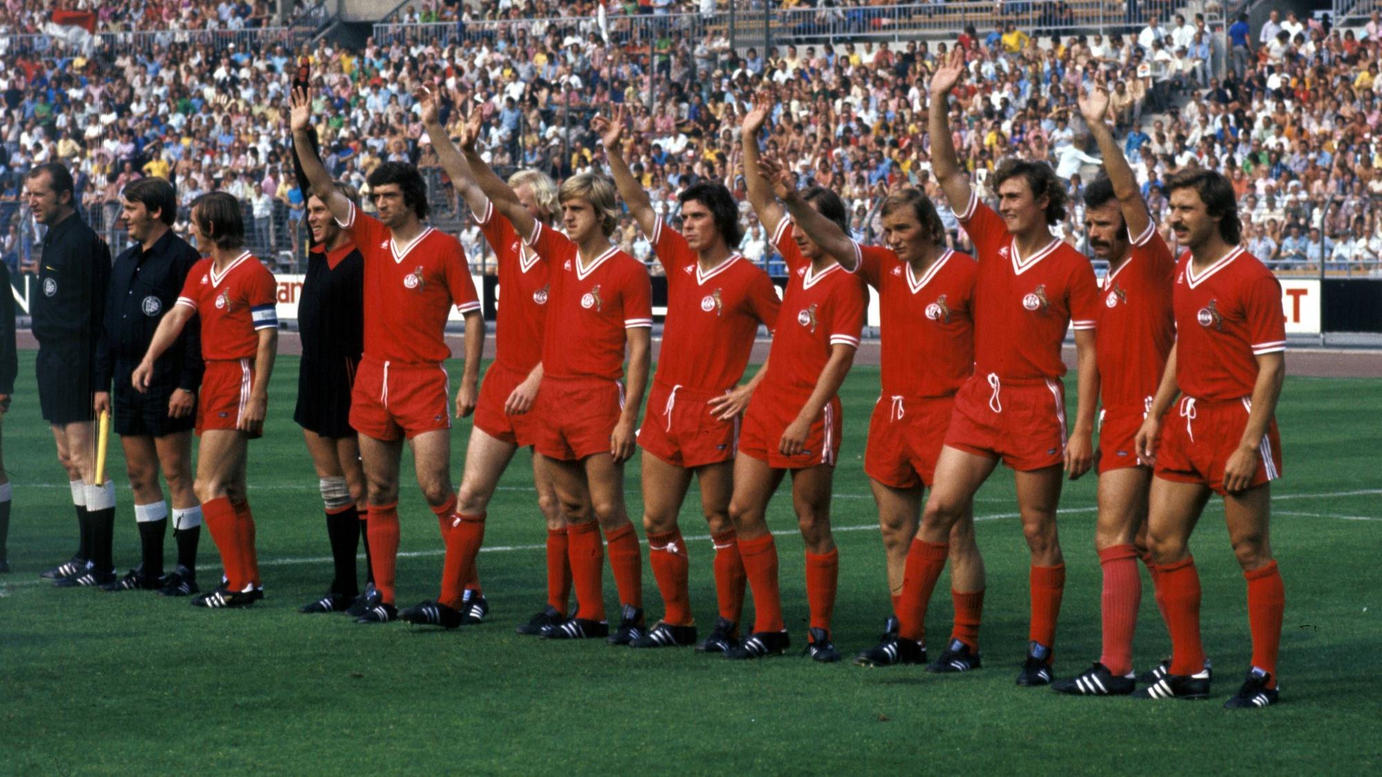 Mannschaftsvorstellung 1. FC Köln, v.li.: Hannes Löhr, Torwart Gerhard Welz, Bernd Cullmann, Josef Bläser, Herbert Hein, Jürgen Glowacz, Detlev Lauscher, Ricardo Horacio Neumann, Dieter Müller, Heinz Simmet und Heinz Flohe.