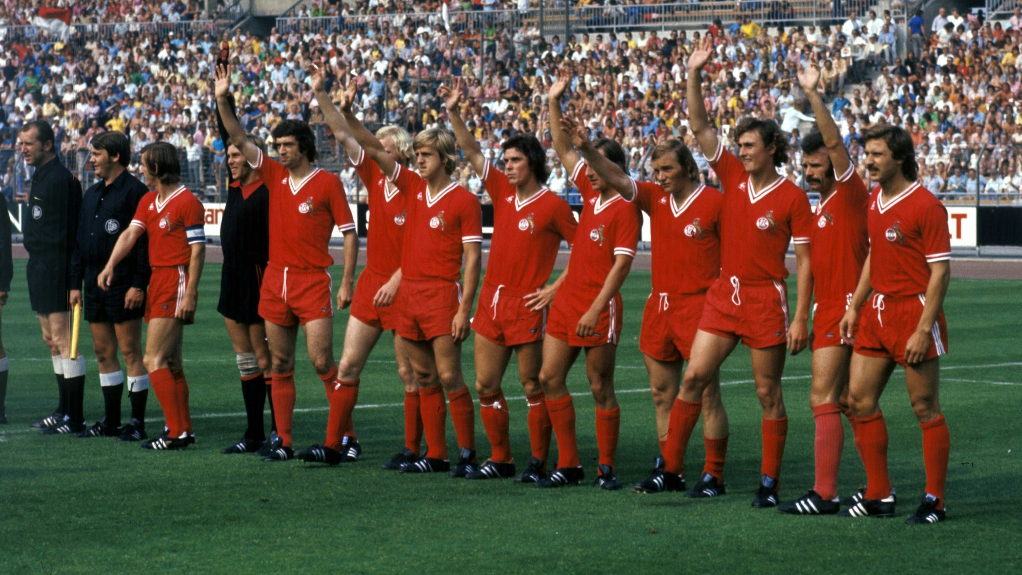 Mannschaftsvorstellung 1. FC Köln, v.li.: Hannes Löhr, Torwart Gerhard Welz, Bernd Cullmann, Josef Bläser, Herbert Hein, Jürgen Glowacz, Detlev Lauscher, Ricardo Horacio Neumann, Dieter Müller, Heinz Simmet und Heinz Flohe.
