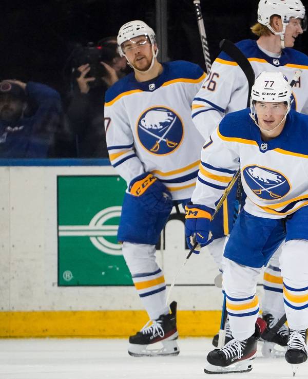 JJ Peterka (77) von den Buffalo Sabres jubelt nach seinem Treffer.