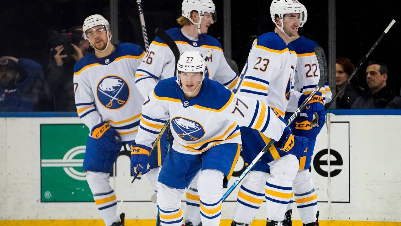 JJ Peterka (77) von den Buffalo Sabres jubelt nach seinem Treffer.