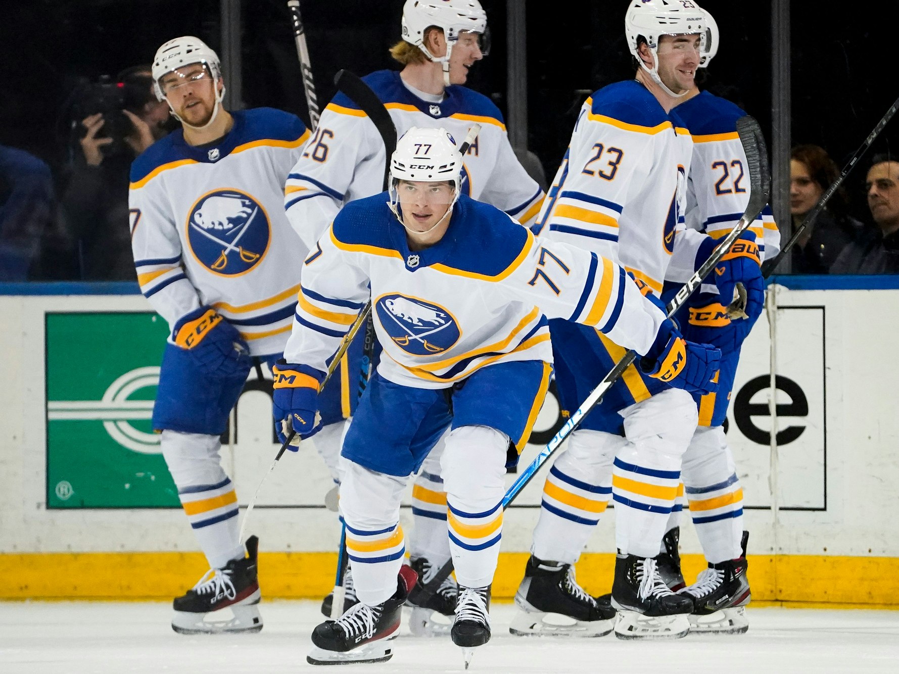 JJ Peterka (77) von den Buffalo Sabres jubelt nach seinem Treffer.