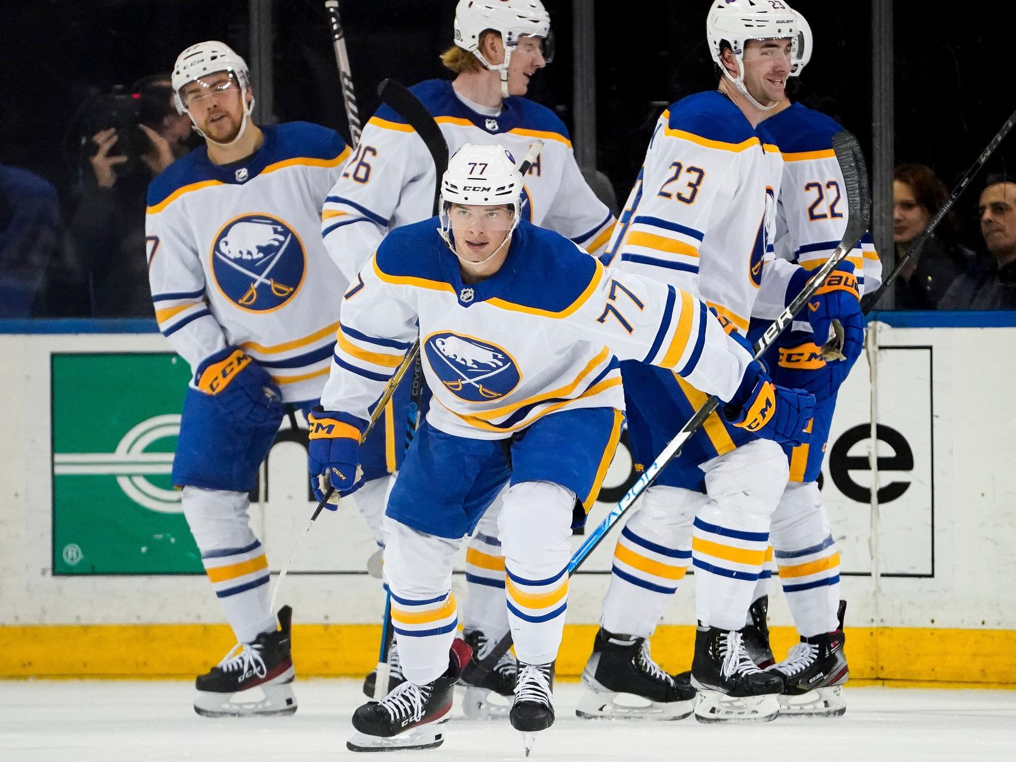 JJ Peterka (77) von den Buffalo Sabres jubelt nach seinem Treffer.