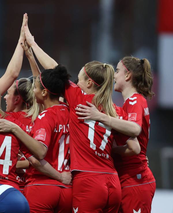 Die Frauen des 1. FC Köln bejubeln einen Treffer beim 4:0-Sieg gegen den MSV Duisburg (31. März 2023).