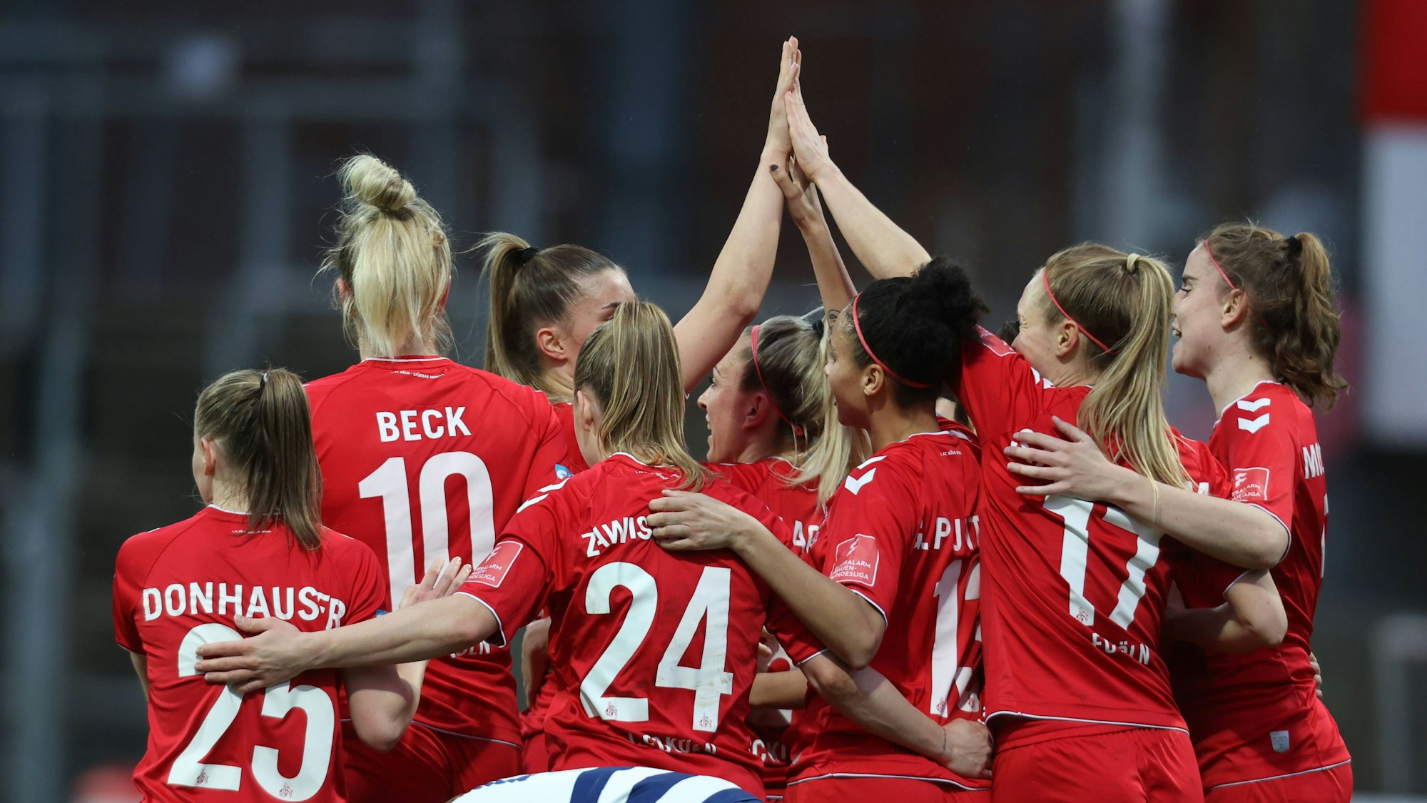 Die Frauen des 1. FC Köln bejubeln einen Treffer beim 4:0-Sieg gegen den MSV Duisburg (31. März 2023).