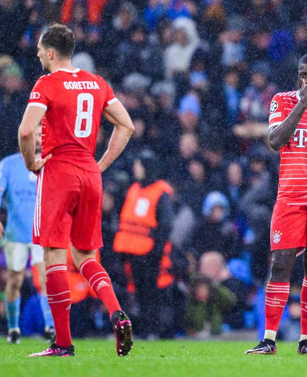 Münchens Leon Goretzka (l) und Münchens Dayot Upamecano (r) reagieren unzufrieden.