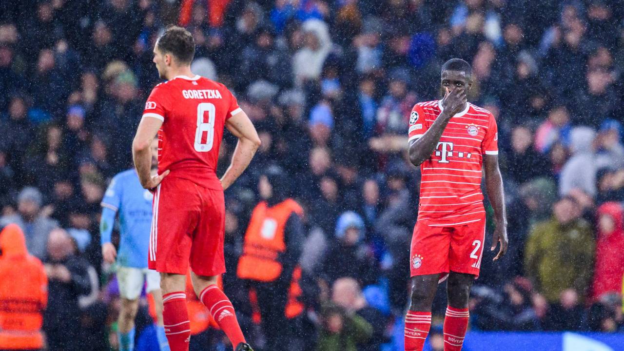 Münchens Leon Goretzka (l) und Münchens Dayot Upamecano (r) reagieren unzufrieden.
