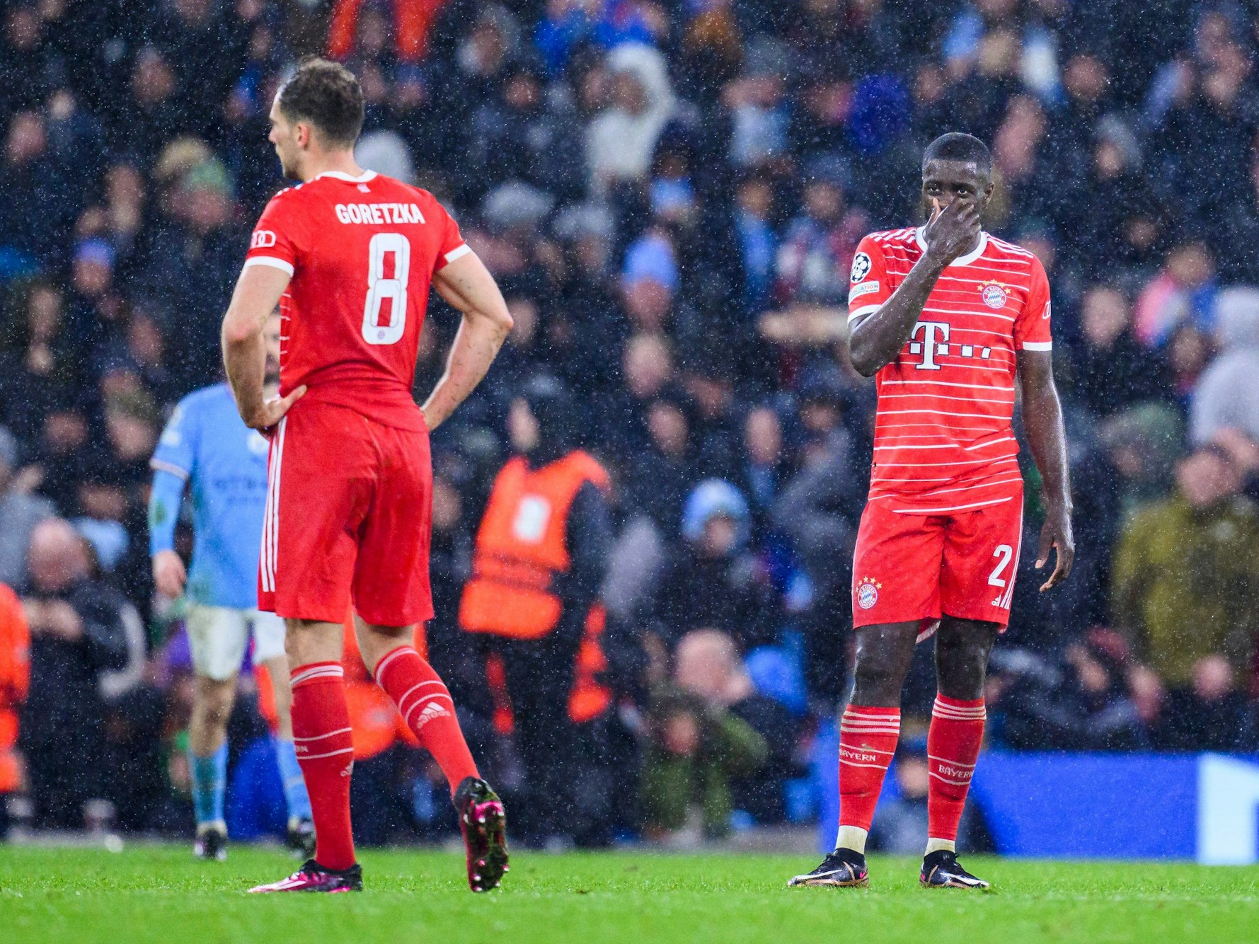 Münchens Leon Goretzka (l) und Münchens Dayot Upamecano (r) reagieren unzufrieden.