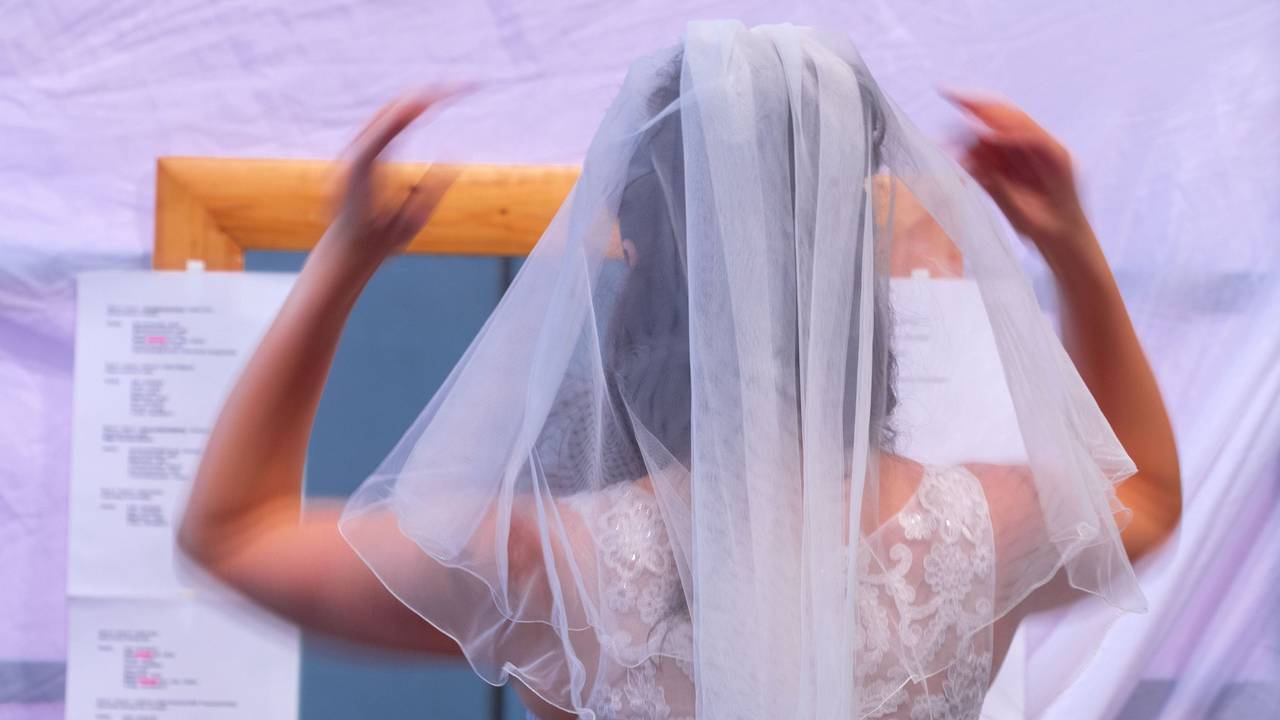 Symbolfot: Ein Model legt vor der Brautmodenschau der 21. Hochzeitsmesse den Schleier an.